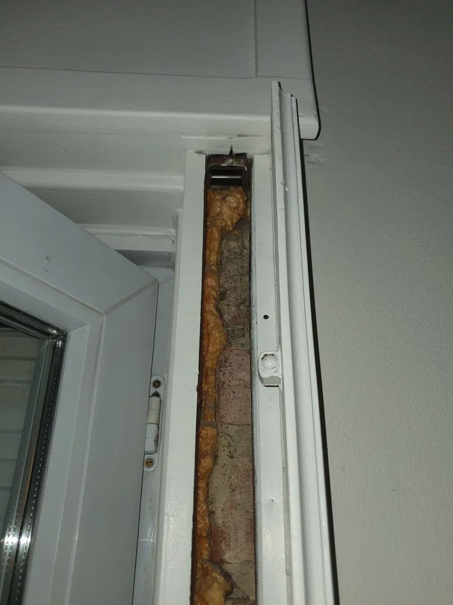 Coulisse et fixation du caisson d’un volet roulant, vues depuis l’intérieur du logement